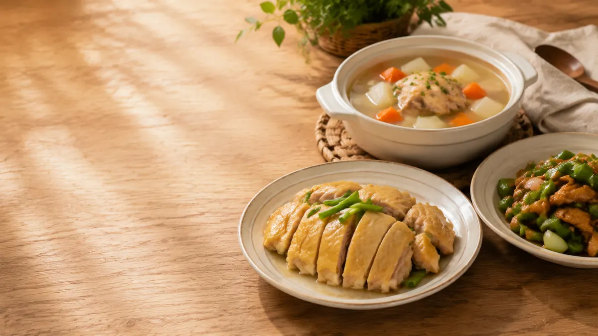 三种家常鸡肉菜肴场景示意图